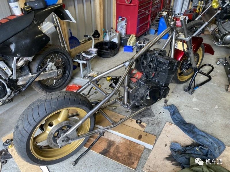 定制|200匹涡轮增压“匪王”变身bobber竞速赛车