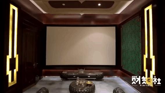 首都土豪家里的酒窖可以存2000瓶红酒，17米吊灯洗一次要花100000