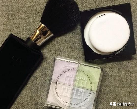 散粉到底怎么擦才不脱妆,散粉怎样擦不脱妆