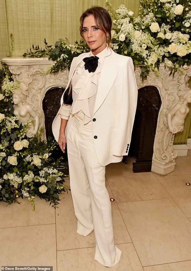 贝克汉姆和儿子秀球技,贝克汉姆跟孩子一起踢球