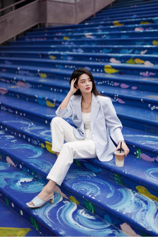 十一长假美图预备！一杯瑞幸厚乳拿铁，都市休闲风轻松get