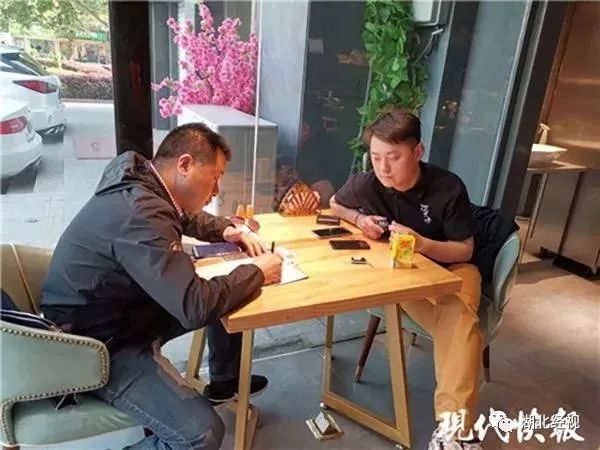 网红日料店被曝,日料店厨师手上有疮