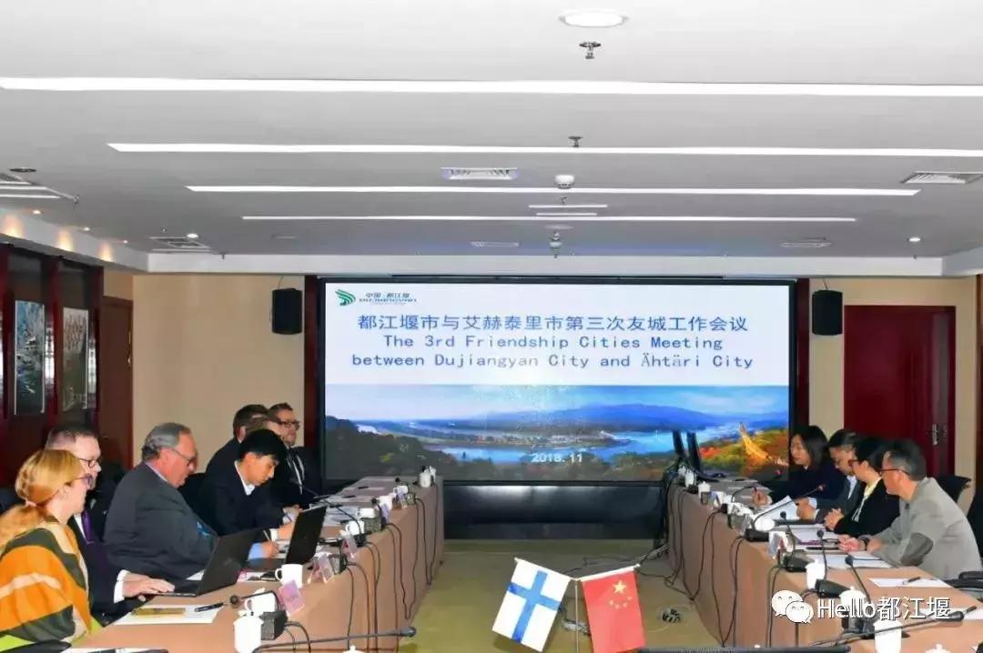 都江堰中华大熊猫苑熊猫宝宝,大熊猫金宝宝和华豹