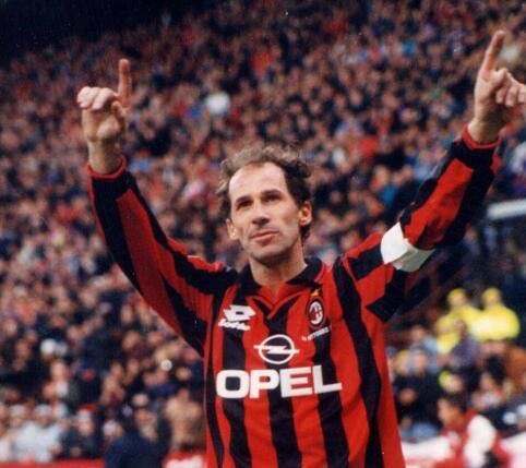 球场最后的防线,球场的最后防线是后卫