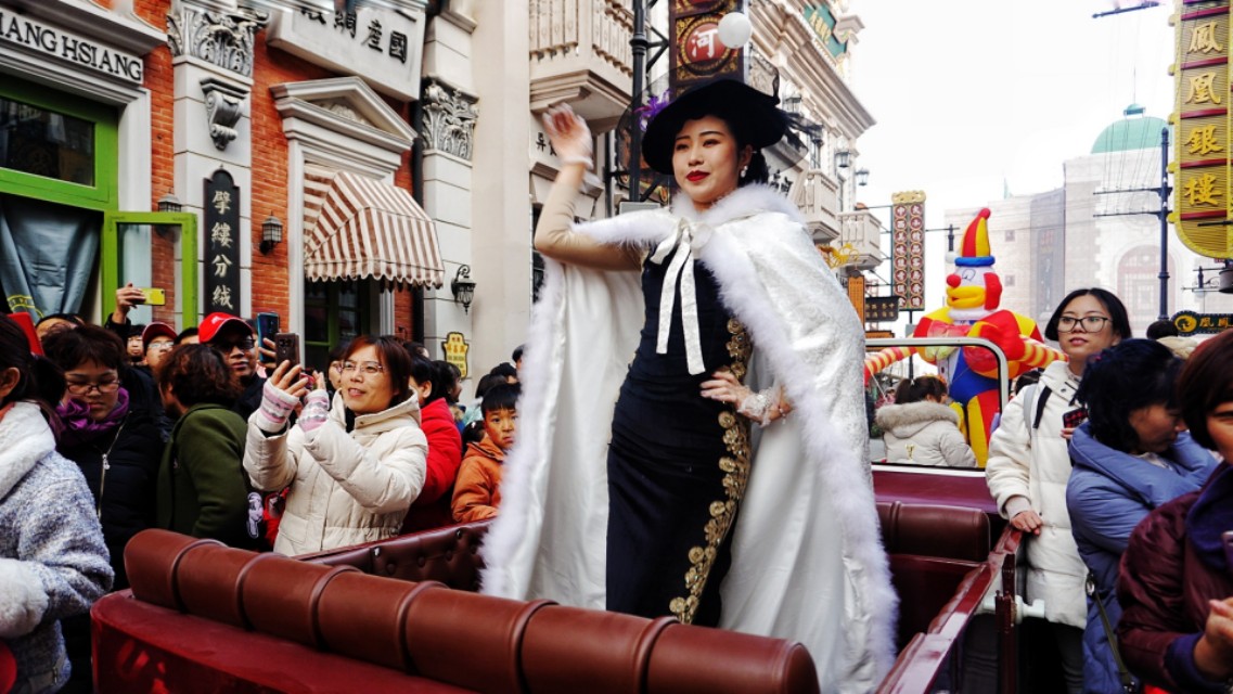 中原穿越时空夜游建业电影小镇,郑州建业电影小镇下午去游玩