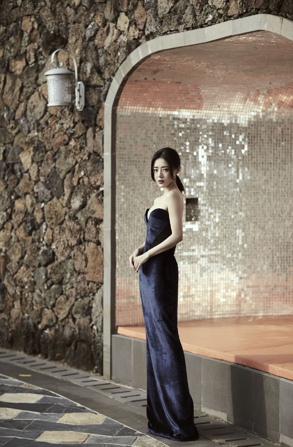 小蛮腰邓家佳露脐装,邓家佳最新露肩黑裙