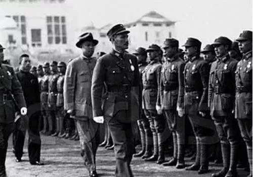 蒋介石最后逃离大陆时，座机差一点被打下，*剑英叶**为什么不开炮？