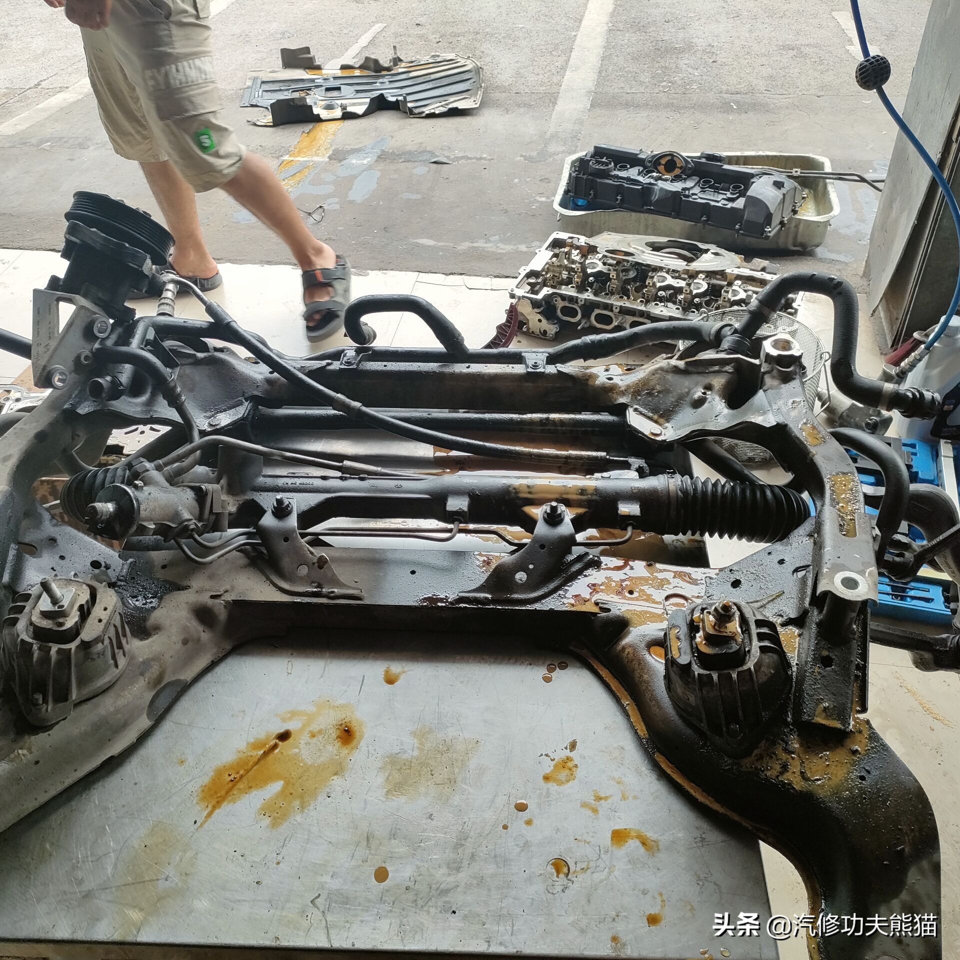 宝马e90325i2007款,宝马e90漏机油通病