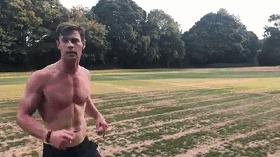 锤哥雷神身材,雷神锤哥露腹肌片段