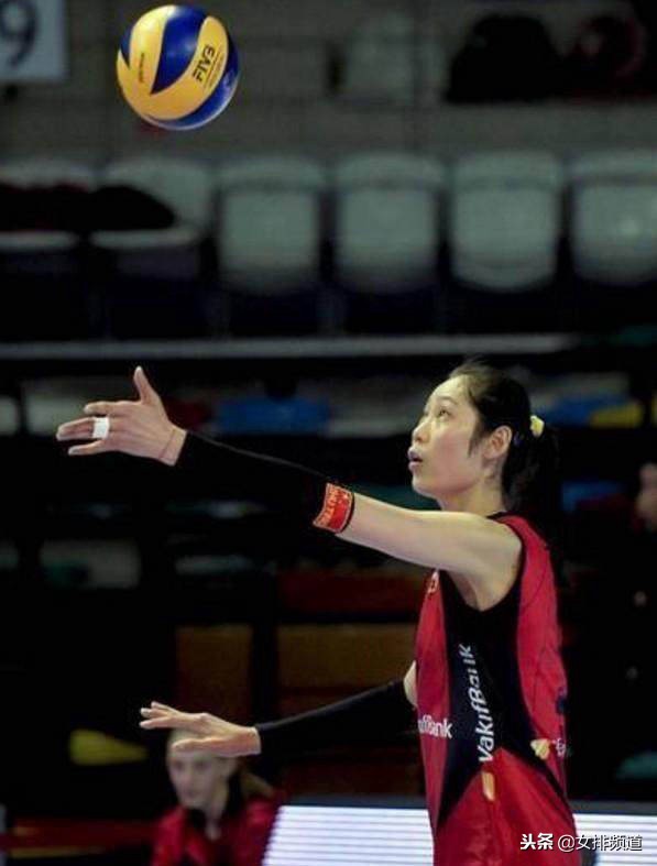 婷队细节见人品！世锦赛赢球后全队合影暖心一幕！