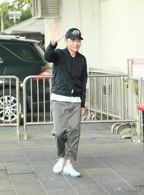 刘德华老了为什么装得很年轻,刘德华年轻时一脸褶子