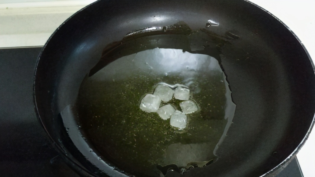 做红烧肉用白糖炒糖色还是冰糖好,炒糖色用白糖教程