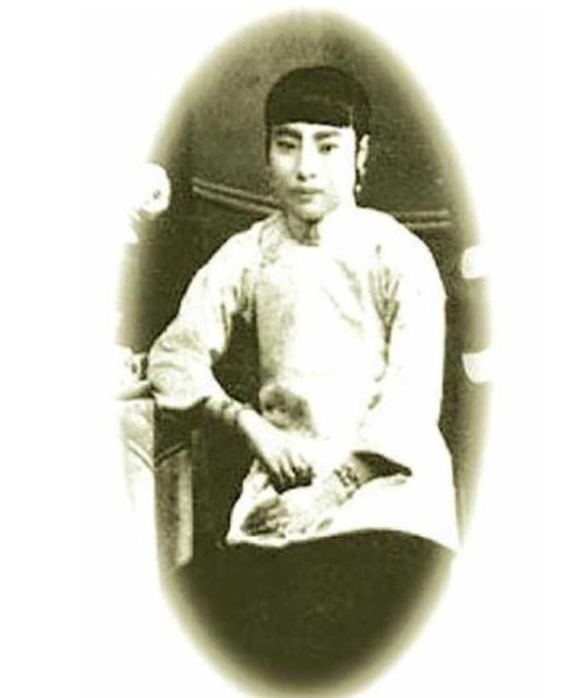 段祺瑞侄子也追星，女星下台他公然强吻，警局罚了50大洋就回家