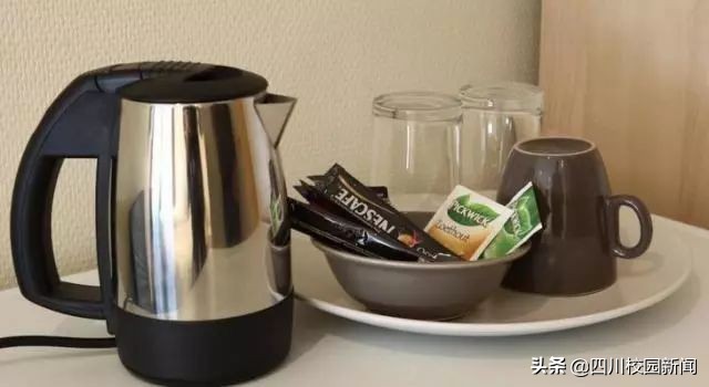 为什么住酒店要往马桶里倒壶开水,为什么住酒店时要烧开水倒马桶里