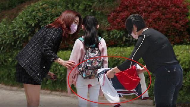 女孩白裤子变红幸得陌生人帮助，初潮，妈妈的两件事三句话很重要