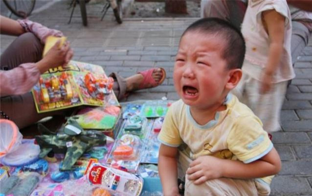 当孩子哭闹撒泼打滚时,如何应对孩子撒泼打滚哭闹不止