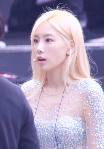 太有意思了,女朋友不屑一顾的表情很到位