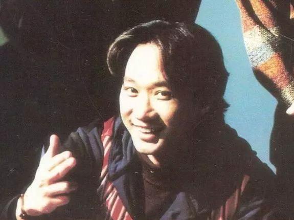 31岁黄家驹跌落舞台身亡，前女友灵前大哭，胞弟：少猫哭耗子