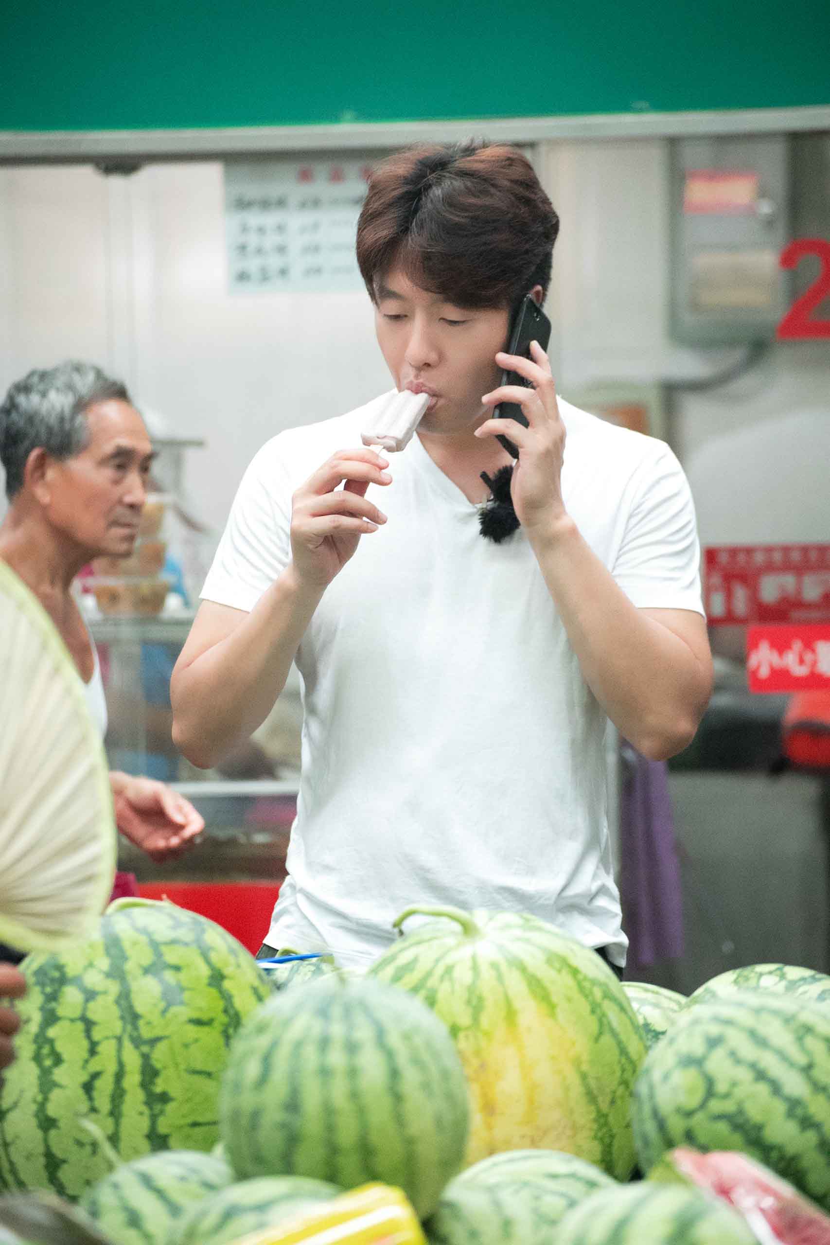 凌潇肃综艺开启吃播模式狂吃冰棍引发网友爆笑