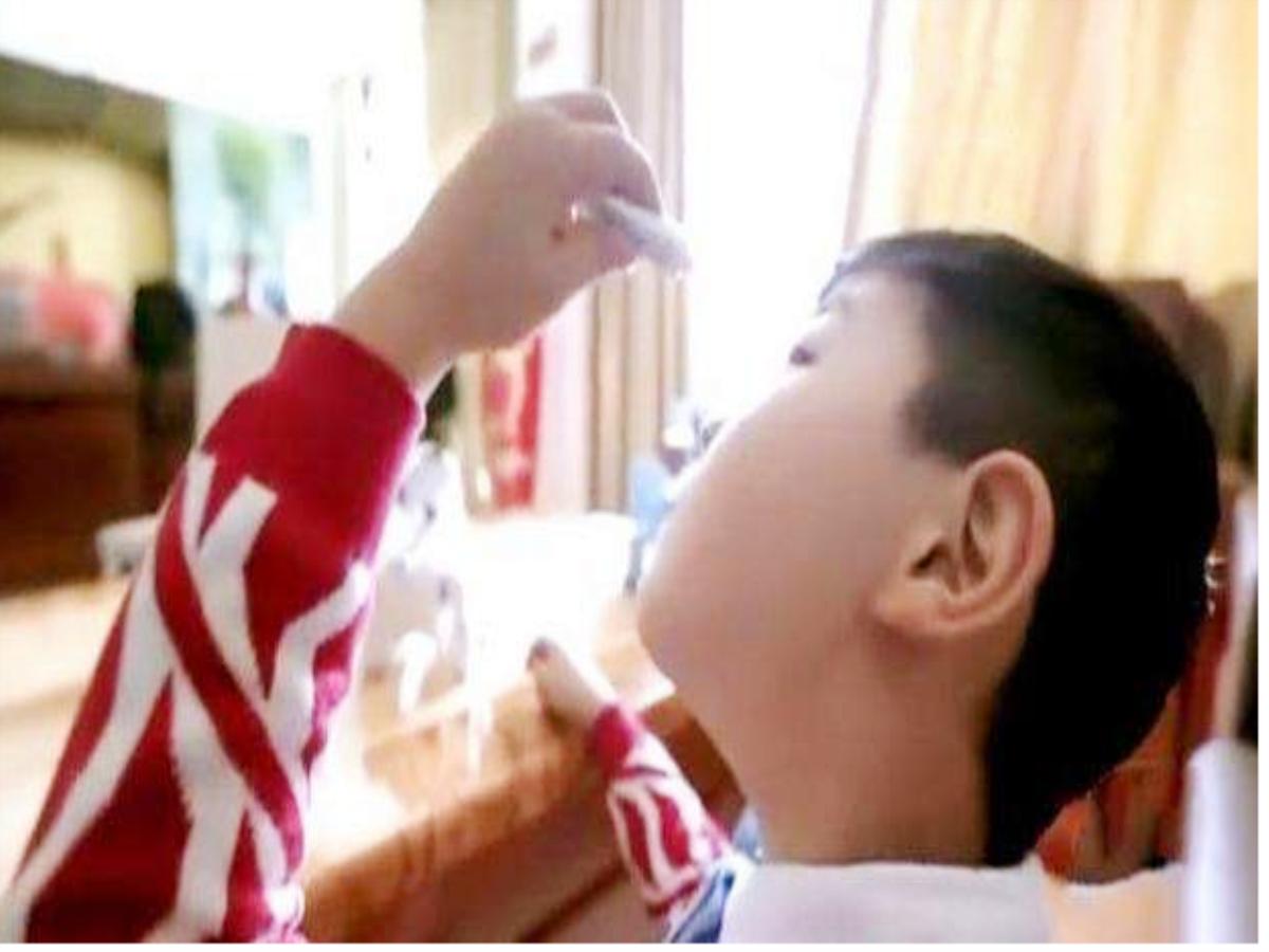 男孩误食胶水险些丧命，宝妈的机智做法让医生连连称赞