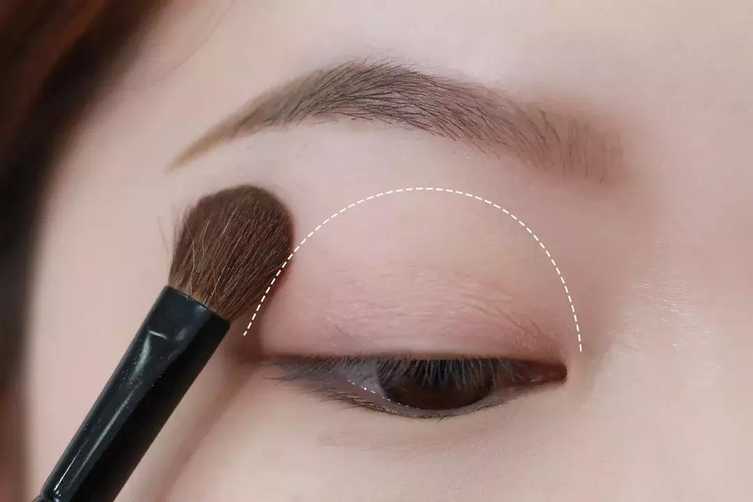 眼影怎么画新手简单又好看不显脏,日常眼影怎么画新手简单又好看