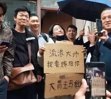 抖音刷得沸沸扬扬，网红美女纷纷跑去跟他咪咪，吐槽星看着好不爽