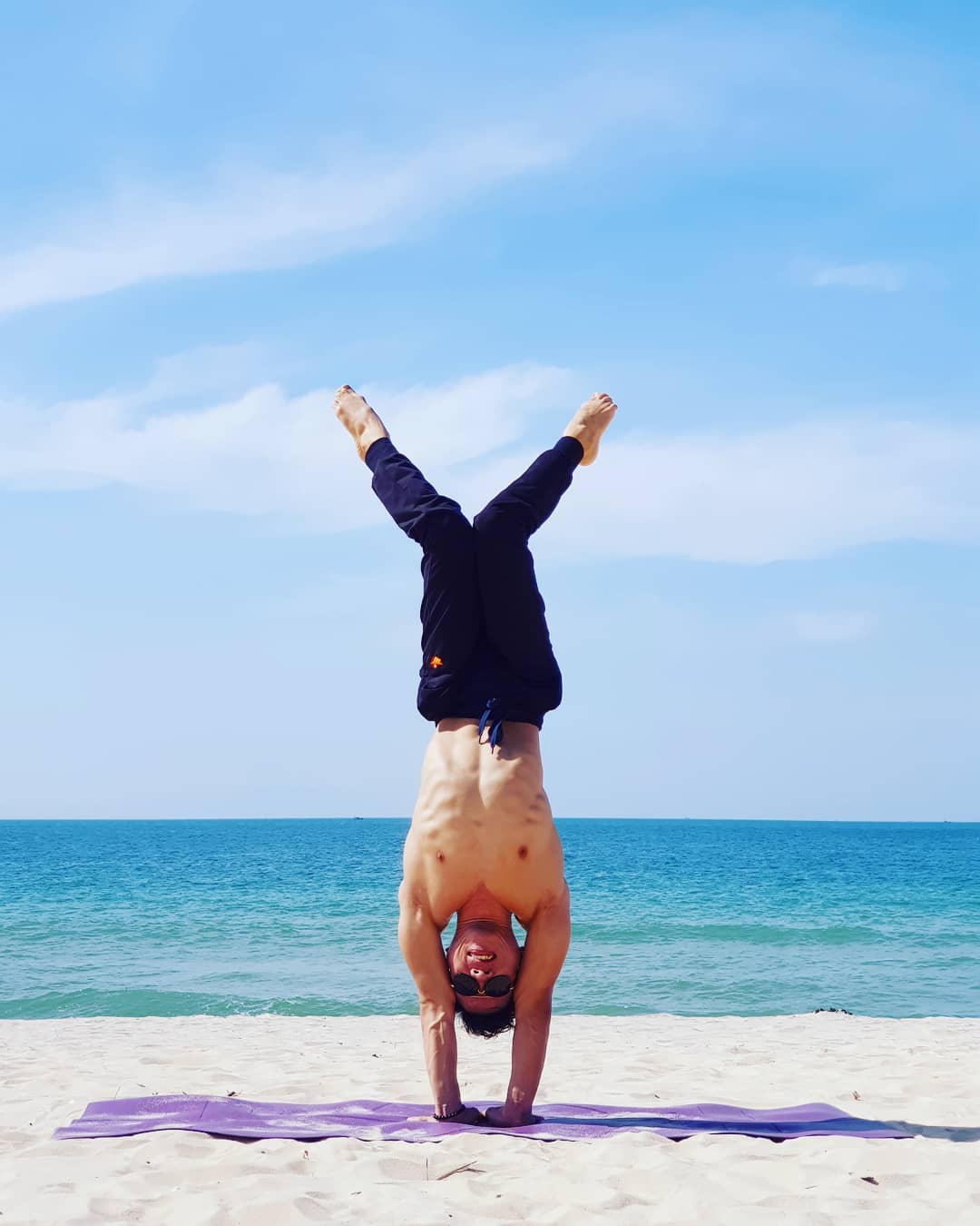 海边沙滩瑜伽体式简单好看,海滩瑜伽动作