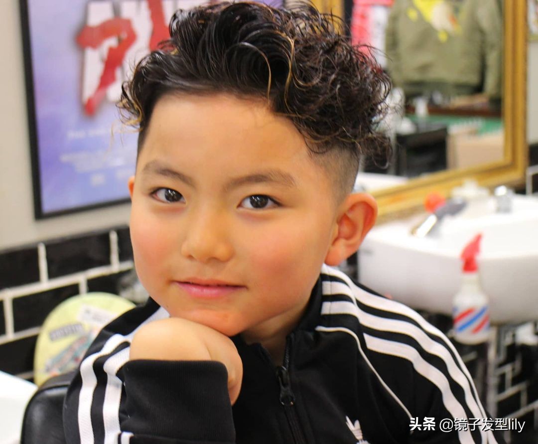 经典阳光帅气小男孩发型,最帅气的男宝宝的发型图案