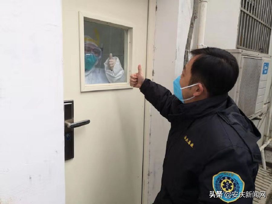 安庆：“拼命石娘”寸步不离陪护发热病人8小时