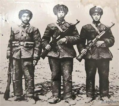 1962年攻下印军仓库,战士穿印度军装,吃印度罐头,猛追逃敌