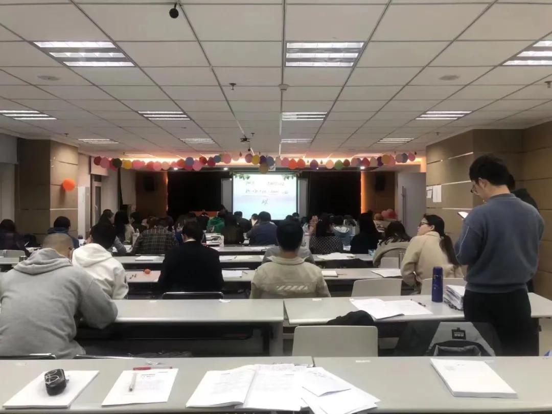 没考上公务员考上博士了,没考上公务员去公考机构上班