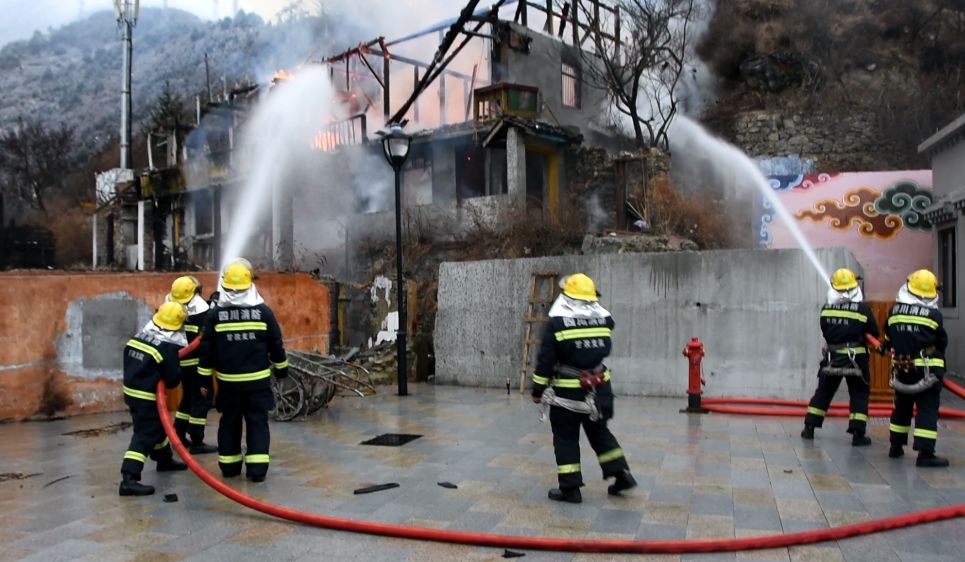 私家车被消防车追尾负全责,湖南消防车刮蹭私家车后续