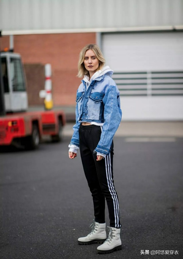 靴子裤今年最流行的穿搭,运动裤靴子配什么上衣