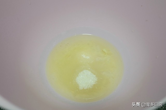 用鸡蛋做蛋糕不用打蛋器不用面粉,想吃蛋糕不用买自己在家做