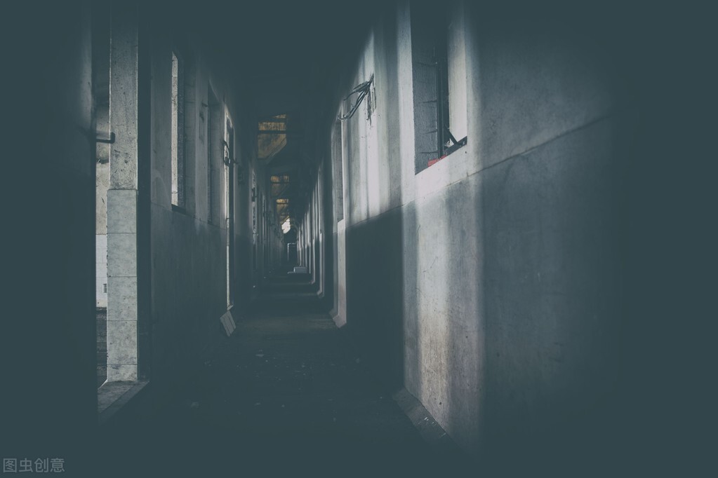 关于出租屋的惊悚故事,新故事客栈半夜传来脚步声