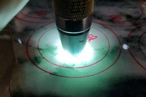 木那翡翠原石表皮掉沙是怎么回事,木那切开翡翠原石视频