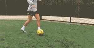足球变向过人教学视频,足球变向运球训练方法