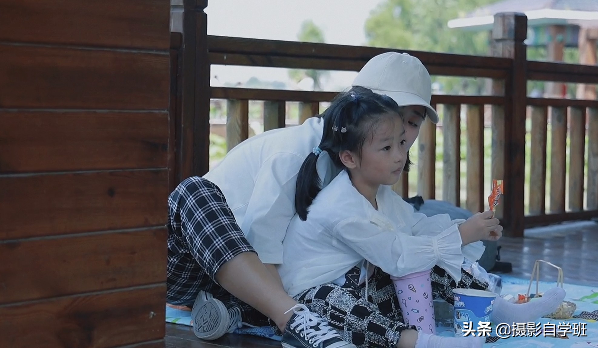 小朋友晚上拍照片怎么拍出高级感,孩子日常生活拍摄技巧和方法