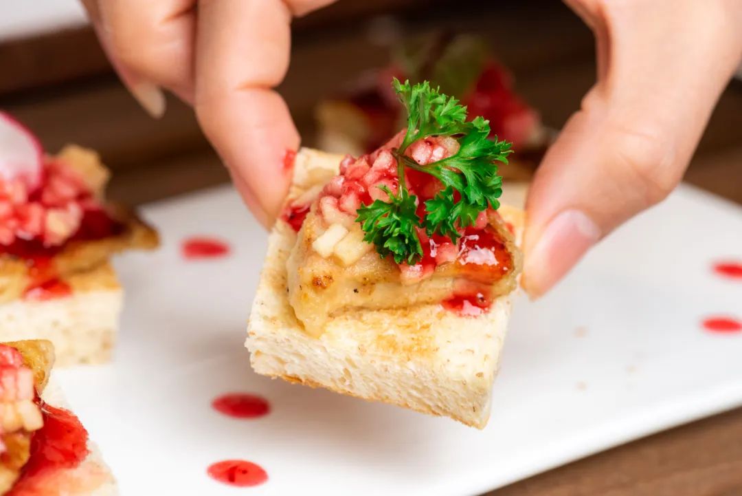 之心城这家餐厅堪称“西餐界CHANEL”,小姐姐们都抢着去