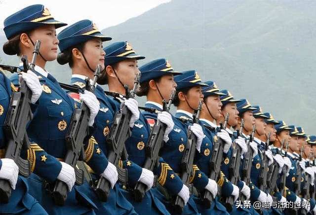 日本女兵阅兵需要背包吗,日本女兵阅兵背的包