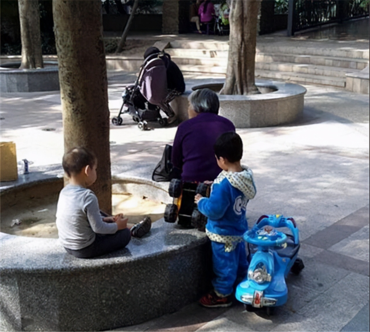 孩子在家玩扭扭车时被爸爸抢走,小孩扭扭车被抢