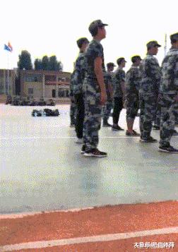 终于下班了搞笑gif图片,搞笑gif上班的时候打瞌睡尴尬了吧