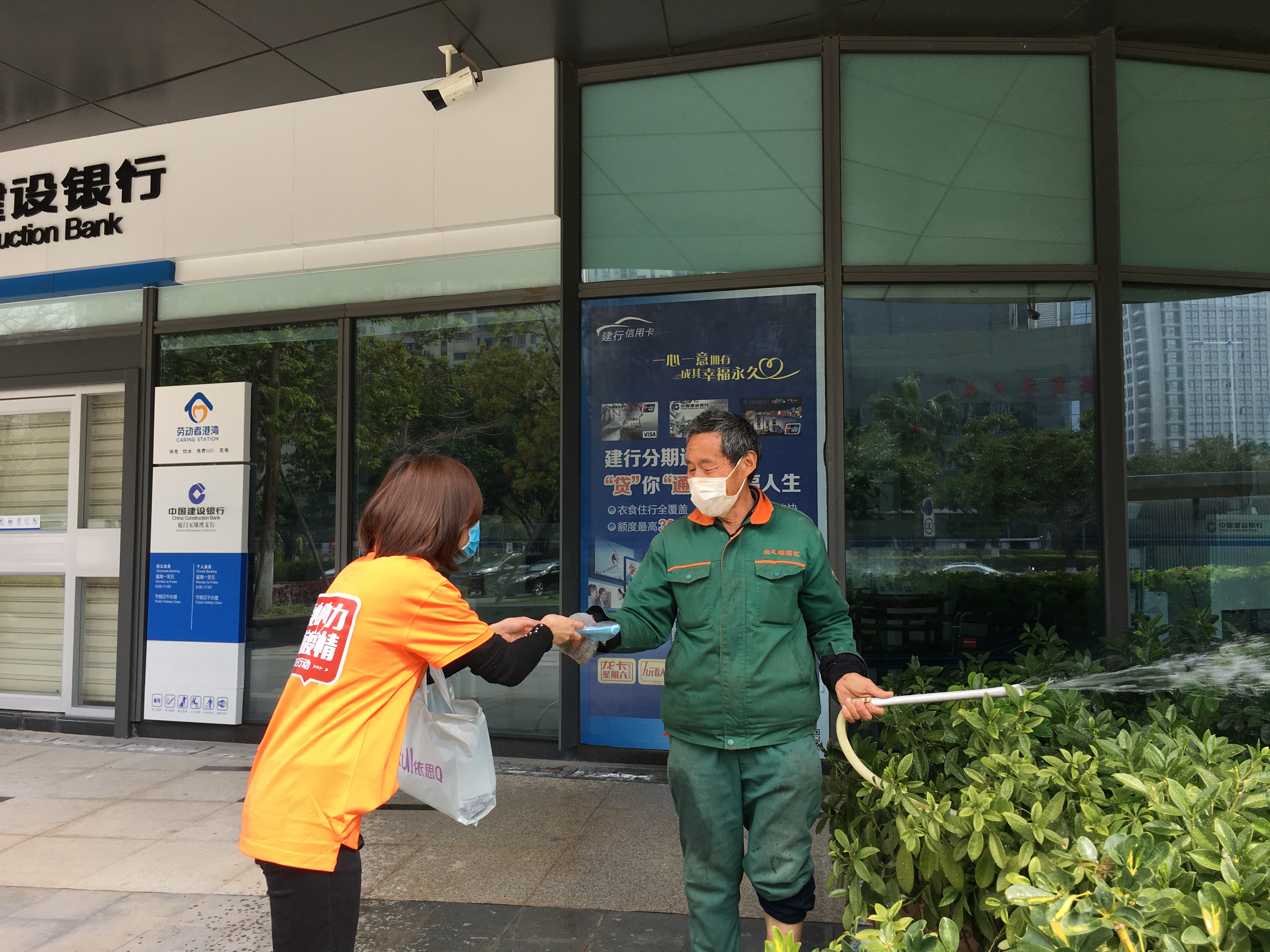 超硬核！这场街头最特别的爱心接力，依思Q在行动