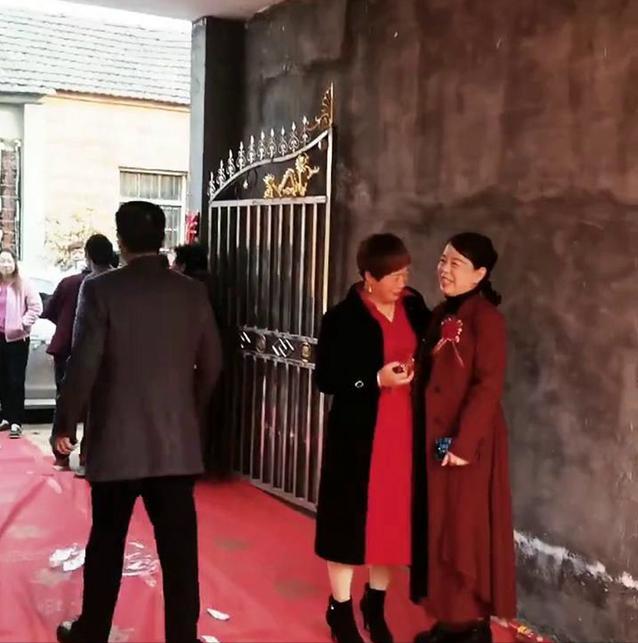 许妈28,许妈参加田静弟弟婚礼发生了什么