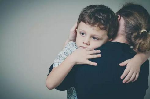 孩子太粘人一个多月不去上幼儿园，家长拿黏人的孩子该怎么办？