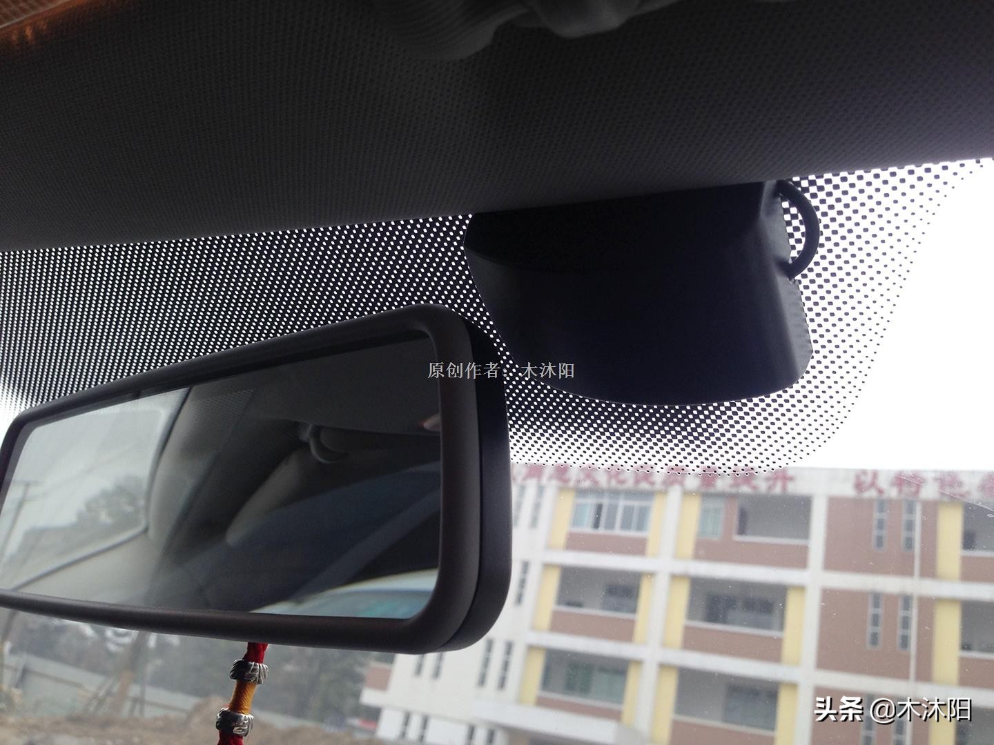 汽车前挡风玻璃上有黑点是什么,汽车前挡风玻璃的黑点有什么用