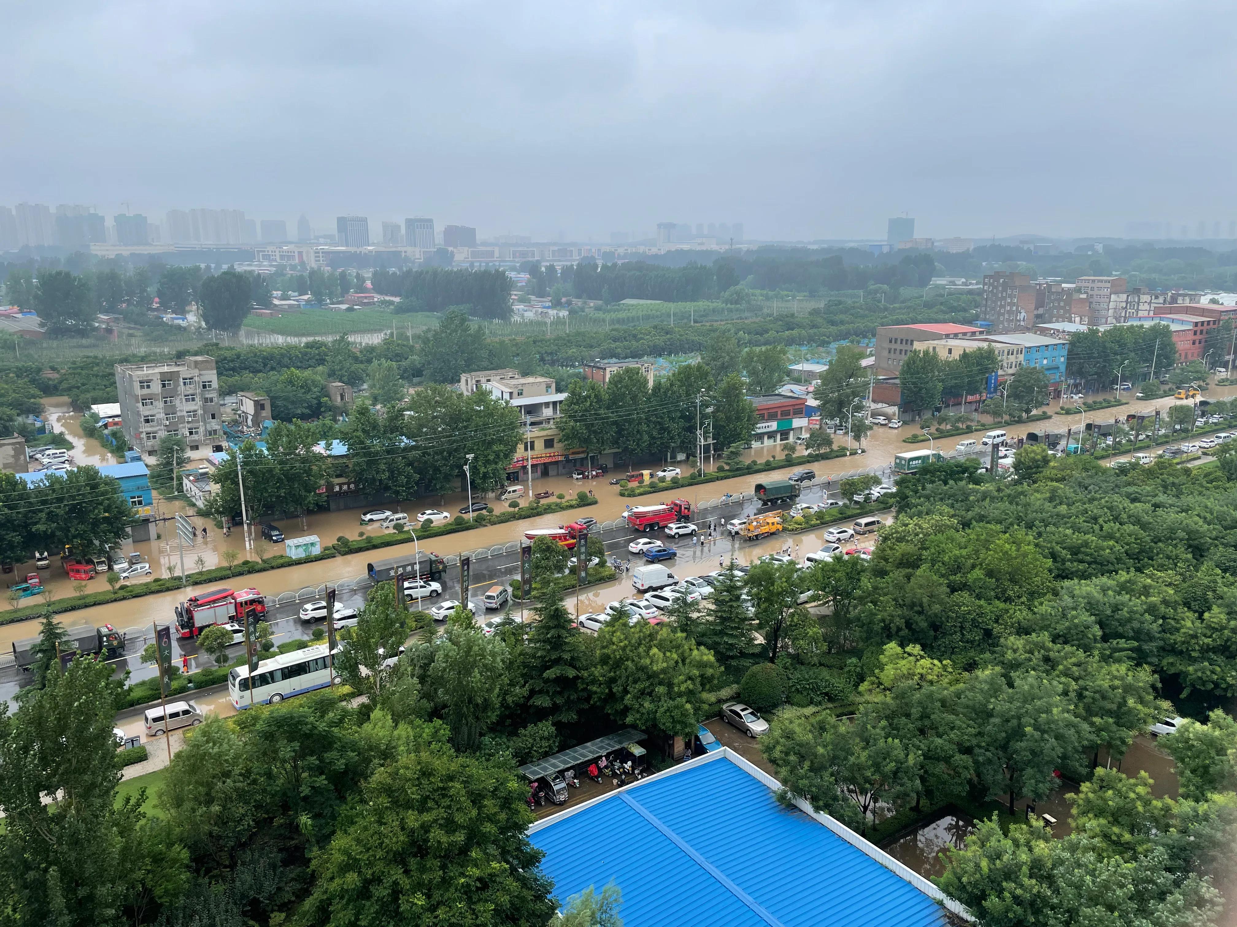 白沙镇十字路口,郑州十字路口多个红绿灯怎么走