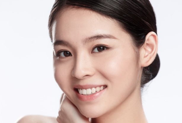 涂粉底液的小技巧,涂粉底液的正确方法不卡粉