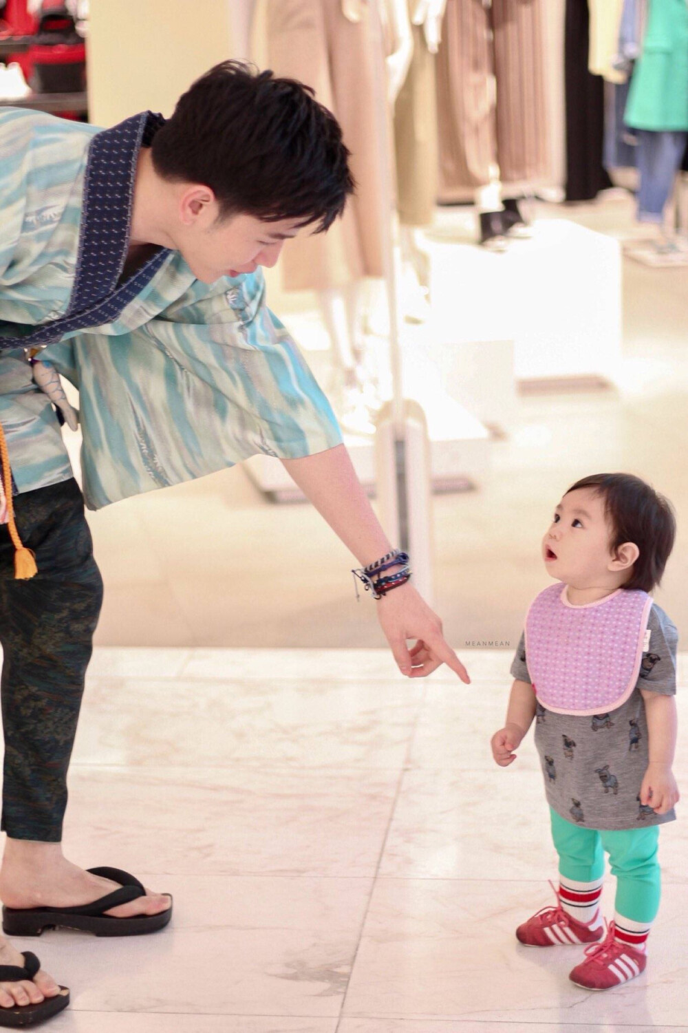 他泰男星和小朋友的治愈同框：BP一家三口关大爷画风不对