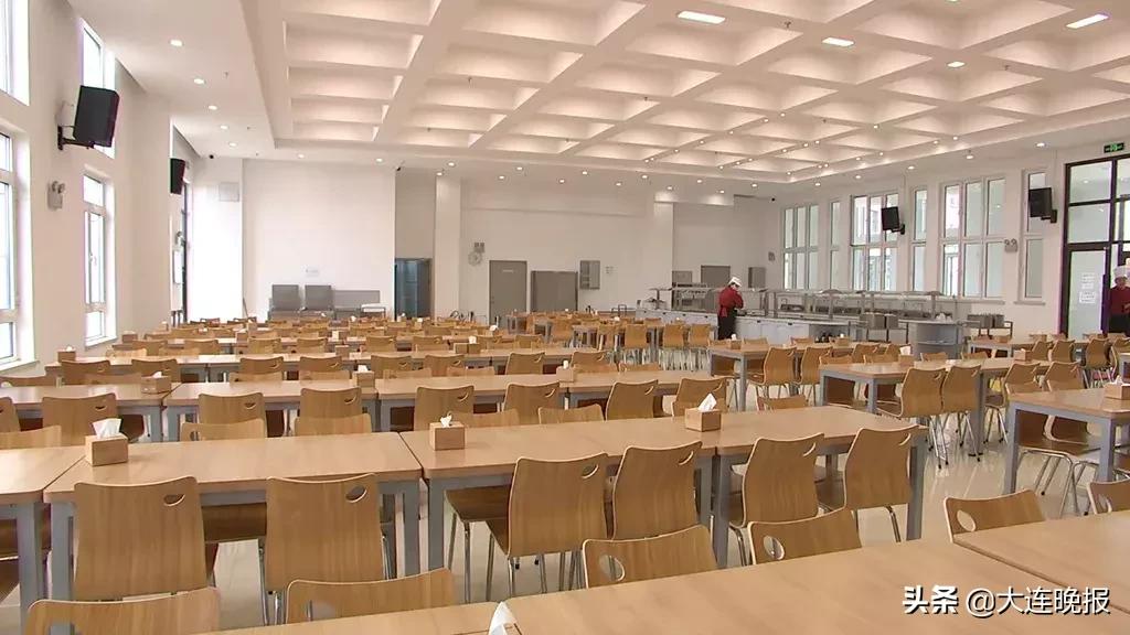 3万人足球场,大连人工草坪足球场